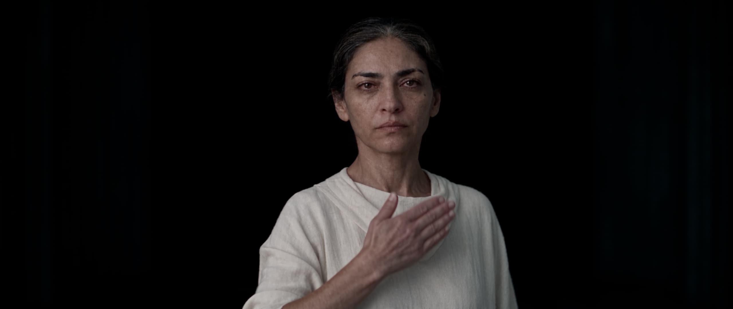 Nora, la main sur le cœur