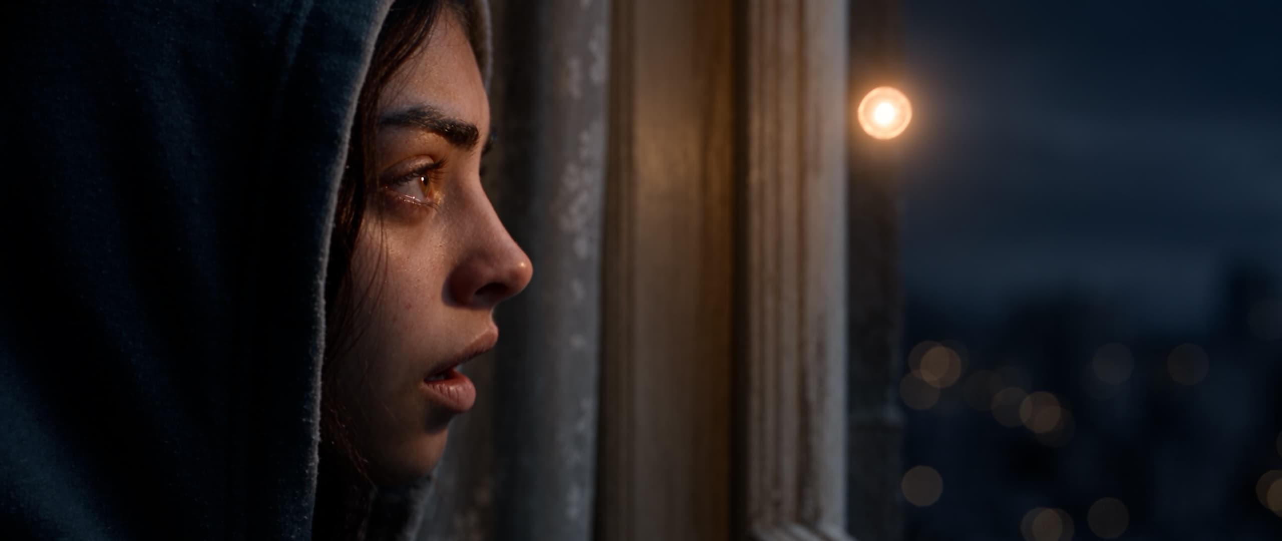 Léa à la fenêtre, la nuit